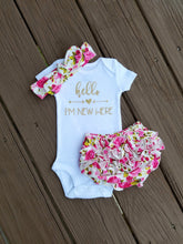 Load image into Gallery viewer, Alana Hello I&#39;m New Here Newborn Outfit Hello World Bodysuit Coming Home Outfit Girl - Adassa Rose